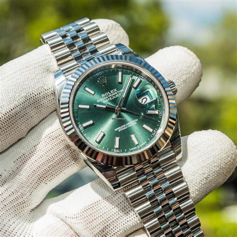 Rolex green vs green